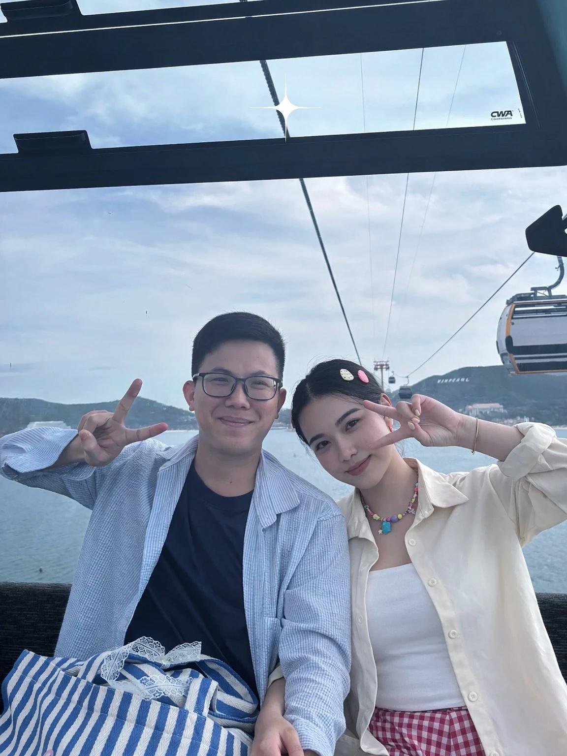 Hai vợ chồng bên nhau trên cáp treo